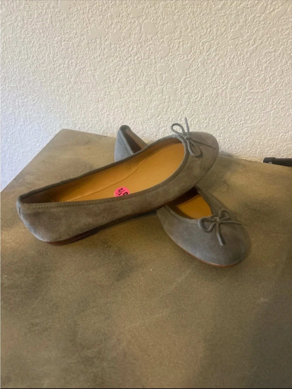 NWOT Banana Republic Gray Suede Ballet Flats with Bow Detail size 6.5